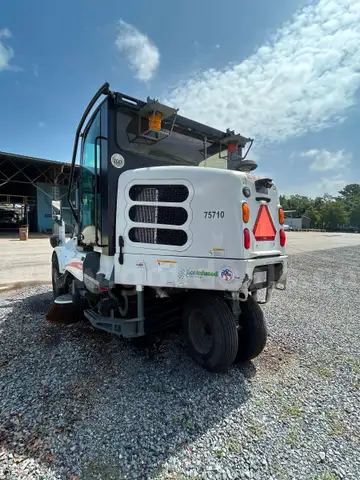 WHITE 2013 ELGIN PELICAN 3-WHEEL MECHANICAL SWEEPER