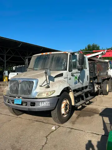 WHITE 2007 INTERNATIONAL 4300 POTHOLE PATCH TRUCK