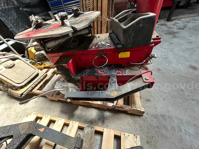 REDLINE TIRE MOUNTING MACHINE