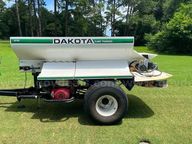 2016 DAKOTA 410 SAND TOPDRESSER