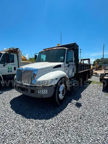 WHITE 2006 INTERNATIONAL 4300 FLATBED DUMP TRUCK