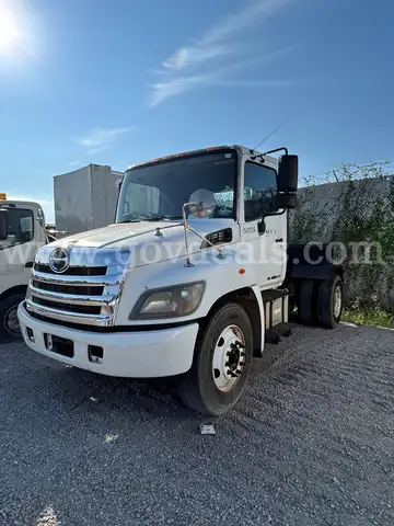 WHITE 2017 Hino Conventional Cab Shuttle Truck