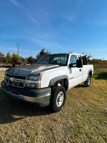 WHITE 2006 Chevrolet 3/4 TON 2 DOOR CAB CAB PICKUP TRUCK
