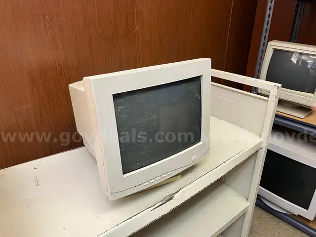 EMC MULTISYSTEMS MODEL 572 13" CRT MONITOR