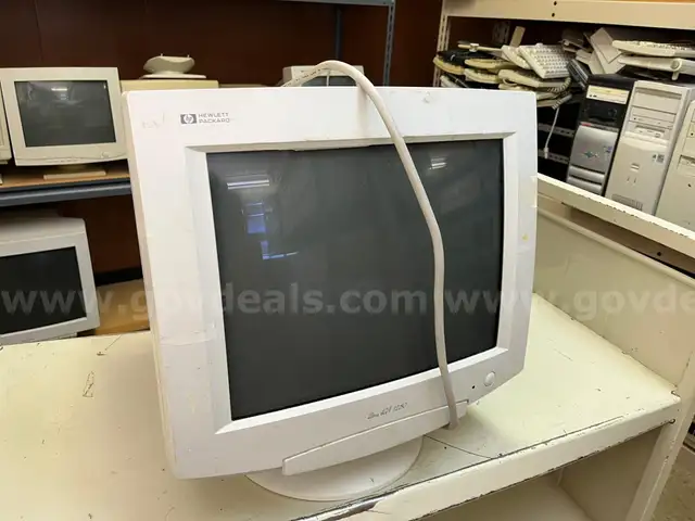 HEWLETT PACKARD 15 1/2" CRT MONITOR MODEL D2818A