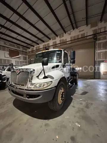 WHITE 2021 International MV607 SHUTTLE TRUCK