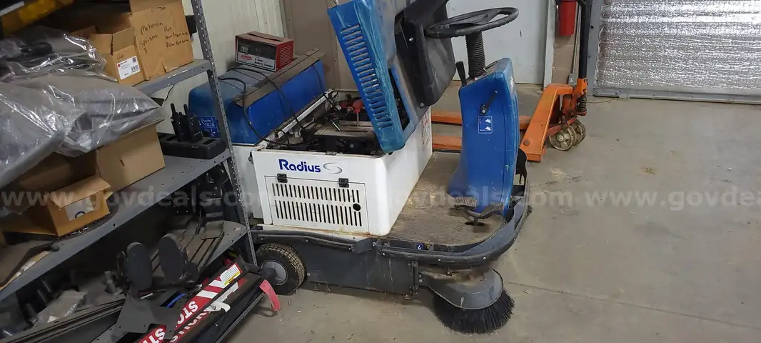 WINDSOR RADIUS FLOOR SWEEPER