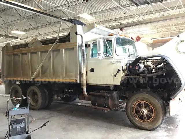 (1) USED 1995 FORD L8000 DUMP TRUCK