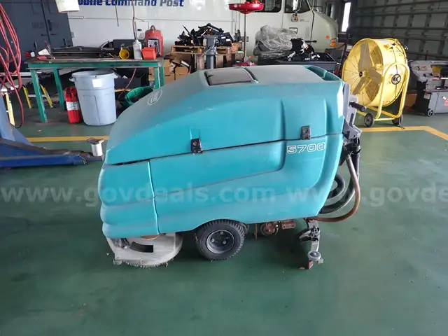 TENNANT FLOOR SCRUBBER