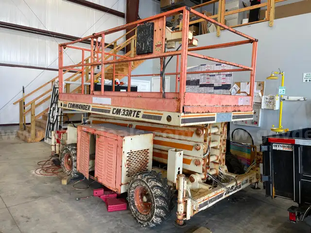 JLG Commander CM-33RTE Platform Lift