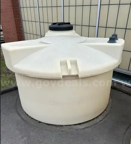 ONE USED 600 GALLON TANK 78" DIAMETER X 52" HEIGHT