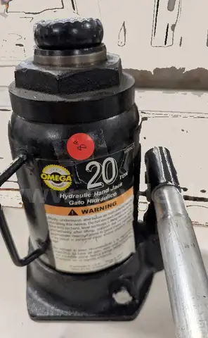 Omega 20 ton hydraulic jack. <2026JAN19-5>