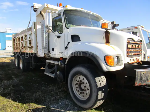 2005 MACK CV713