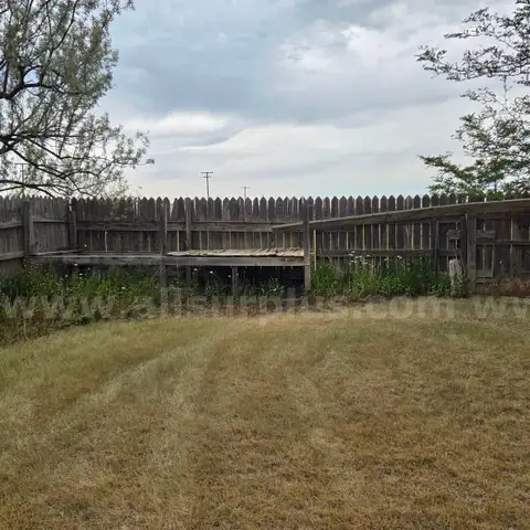 Cedar Fence w/ 6&#x27; Pickets, Approx 200&#x27;