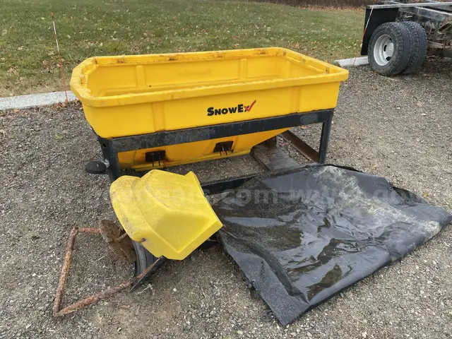 SnowEx 7500 Pickup Truck Poly Salter