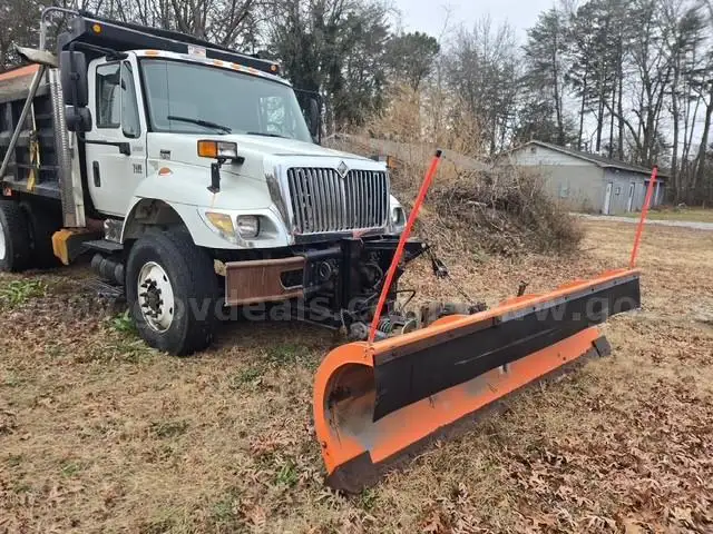 2007 International 7400 GODWIN DUMP BODY, PLOW AND SPREADER