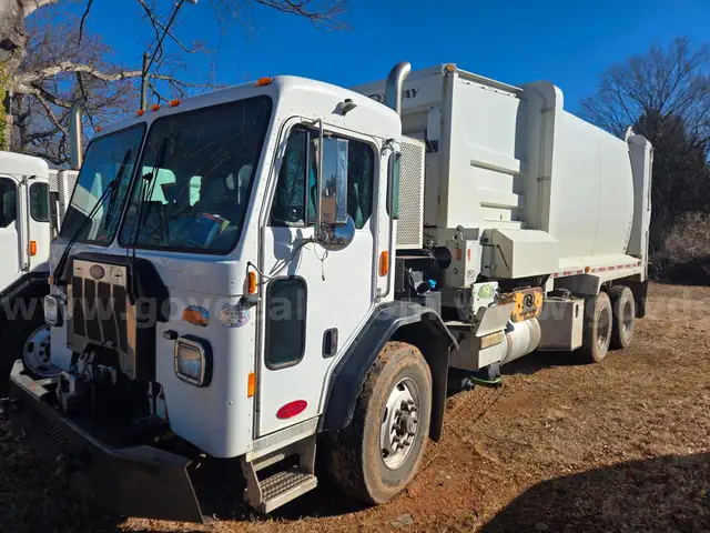 2018 Peterbilt 520 SIDE ARM GARBAGE TRUCK NEW WAY BODY