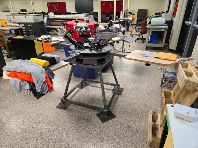 Screenprinting 4-Head Shirt Press