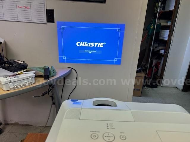 Christie LW400 outlets projector