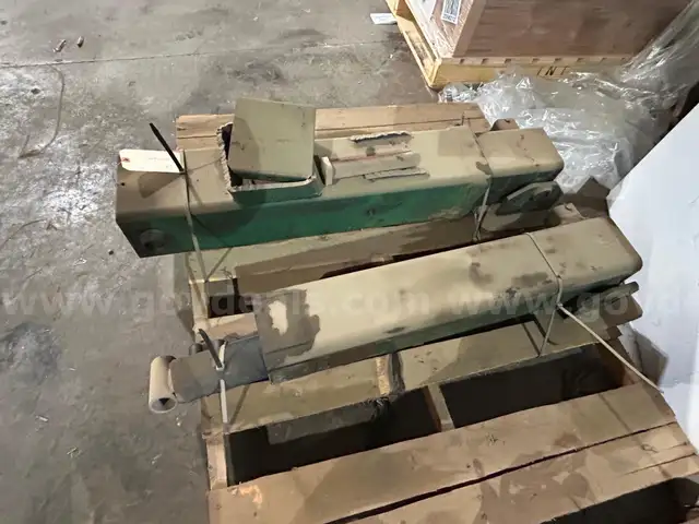 1 Pallet of (2) Outriggers