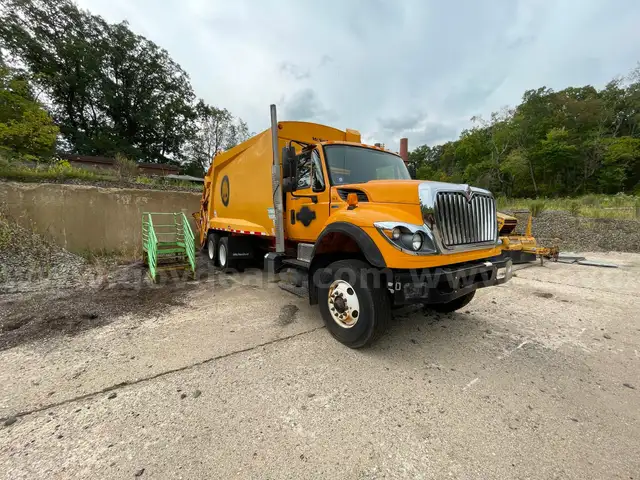 2012 International 7500 Garbage Truck w/McNelius 25 Yard Packer