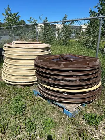 Lot - Round Banquet Tables