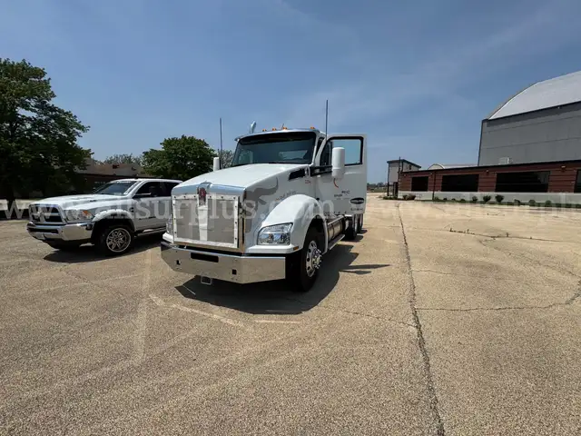 2023 Kenworth Construct T880 Truck