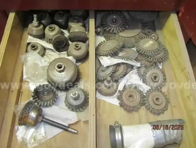 1 LOT OF HAND TOOLS