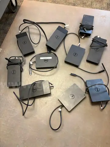10 Dell Display Ports with130 w Chargers and Cables