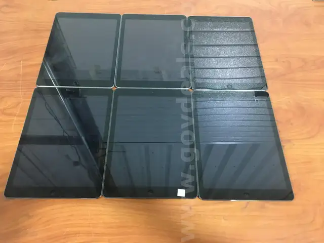 Lot of 6 Apple A1474 iPad Air; 32-16GB **Wi-Fi-ONLY UNLOCKED AND UNMANAGED**