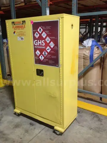 3ea Chemical storage cabinets