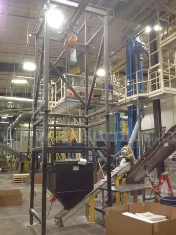 Vibrating hopper with hoist stand