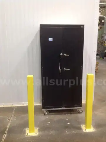 9ea 2dr Metal storage cabinets