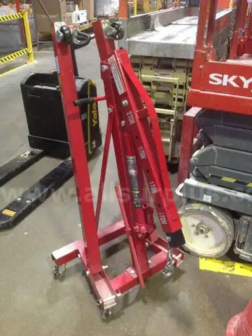 Strongway Mobile 2-Ton Hydraulic engine lift