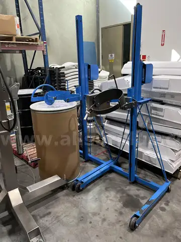 5-Gallon Bucket Lift and Tipper