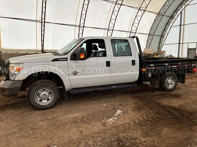 2012 Ford F-350 4WD SD XL Crew Cab/Flat Deck - 6.7L V8 OHV 16V DIESEL