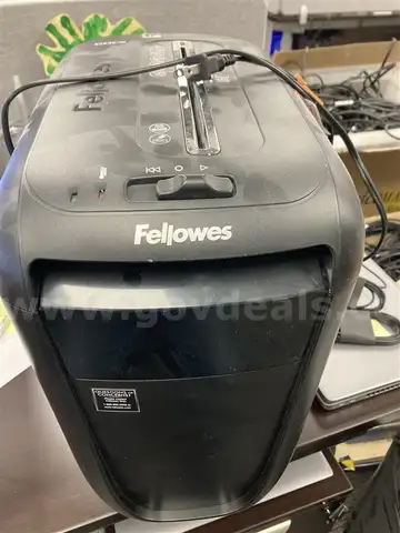 Lot of 2 paper shredders