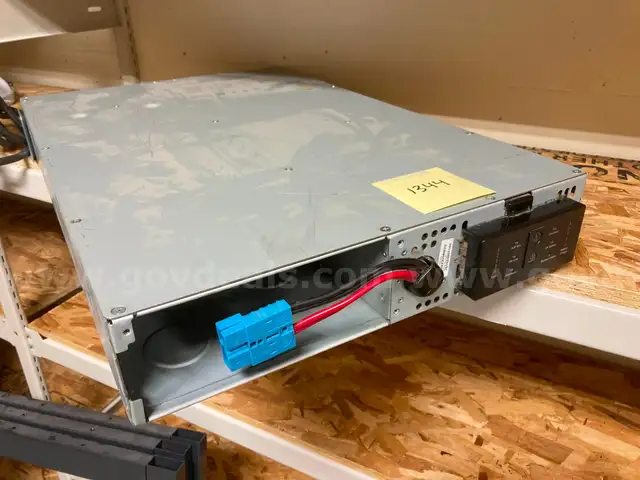 2x Rackmount UPS SUA2200RM2U + DLA2200RM2U