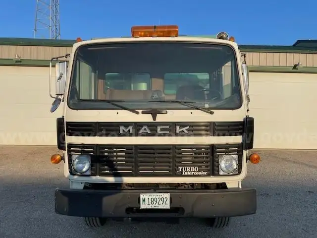 1992 Mack MS300P