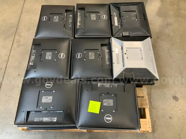 32 Monitors w/ Stands