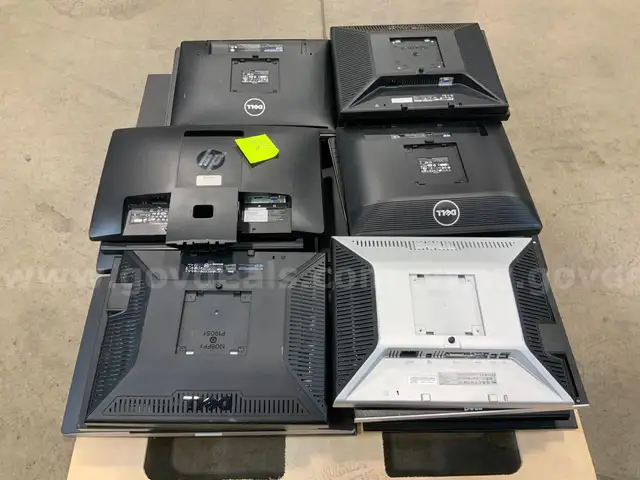 22 Monitors w/ Stands