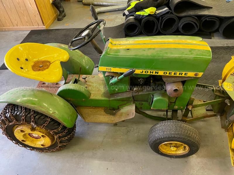 John deere 110 lawn tractor hot sale