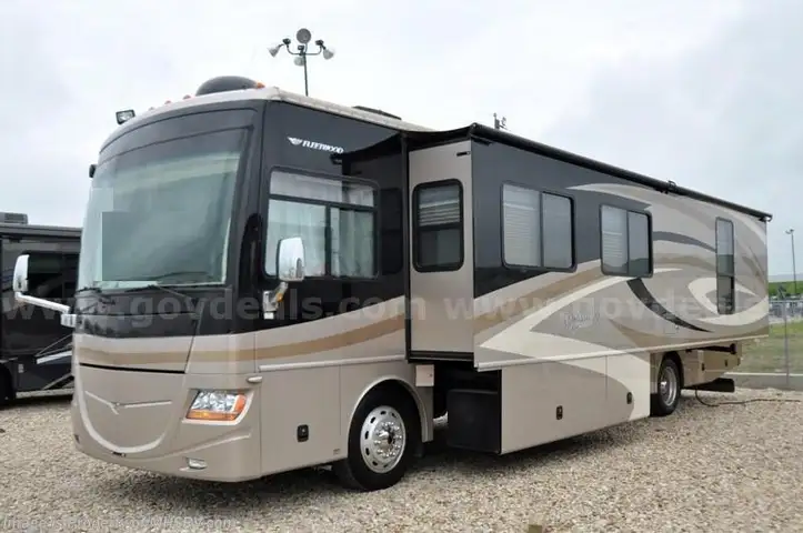 2008 Fleetwood Discovery Diesel Pusher - Full Length Super Slide *Low Miles* Well Maintained