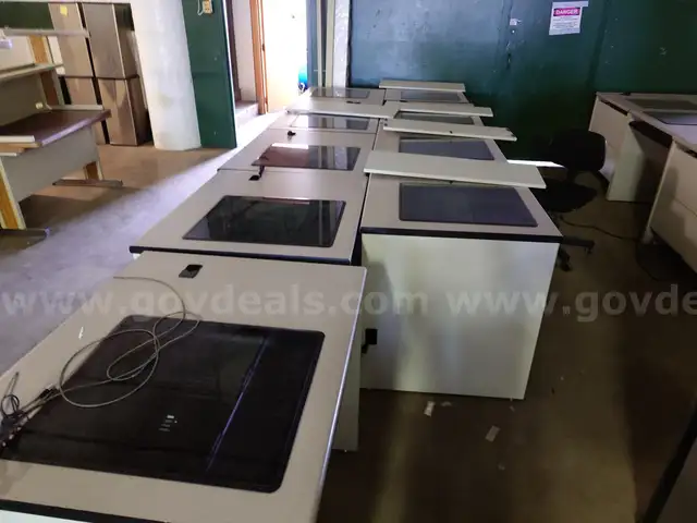 9x Glass-top Desks