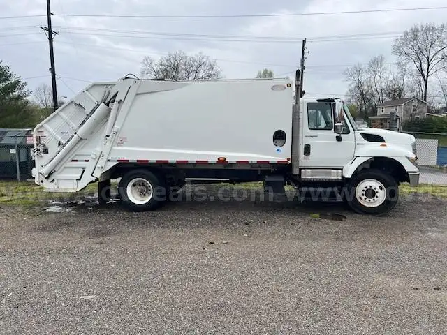 2013 International 7400 &#x2013; New Way Model 20RLC Rear Loader