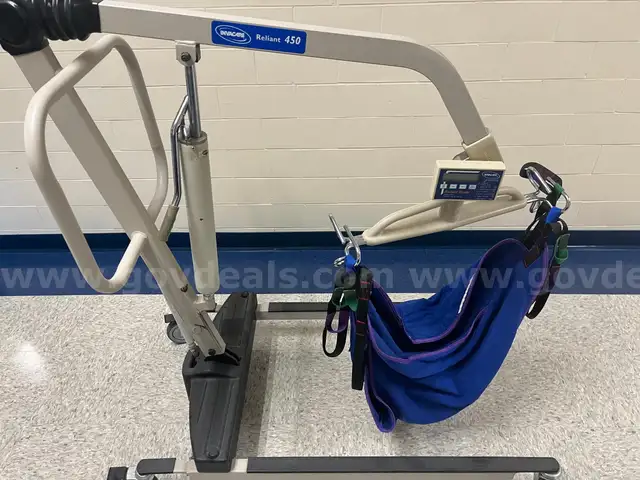 Invacare Reliant 450 Hydraulic Lift System w/ harness
