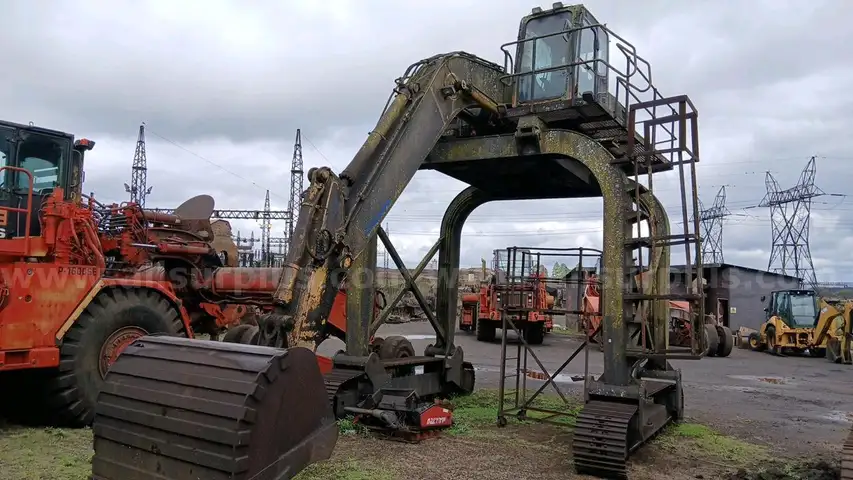 Komatsu 200 High Leg Excavator