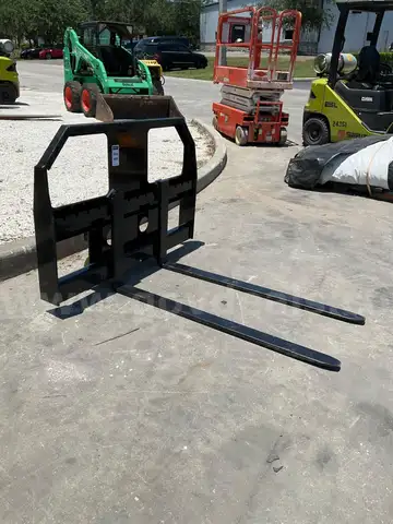 UNUSED 2025 GIYI GY-FR47C FORK ATTACHMENT FOR DINGO SKID STEER