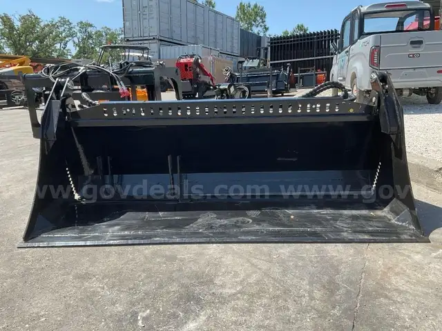 UNUSED 2025 GIYI 4-IN-1 BUCKET ATTACHMENT MODEL GY-XKH39F FOR MINI SKID STEER, 39in