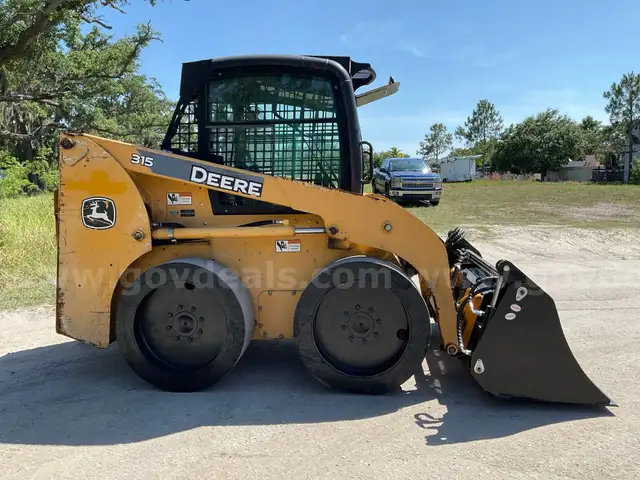 JOHN DEERE SKID STEER MODEL 315, DIESEL, ENCLOSED CAB , BUCKET ATTACH NOT INCLUDED
